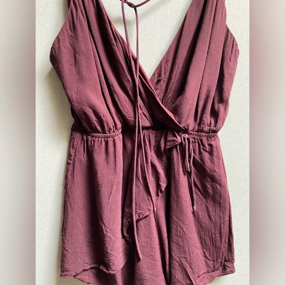 Tobi burgundy wine adjustable strap romper Sz S - Picture 3 of 11